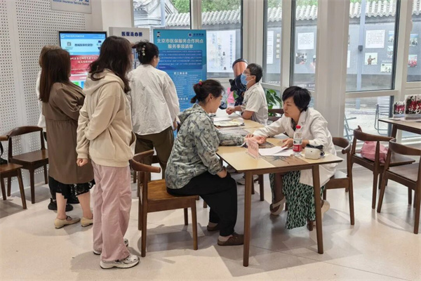【党建引领】医街联动丨党员先锋下沉一线 医者仁心义诊惠民——护国寺中医医院走进什刹海街道开展专题义诊